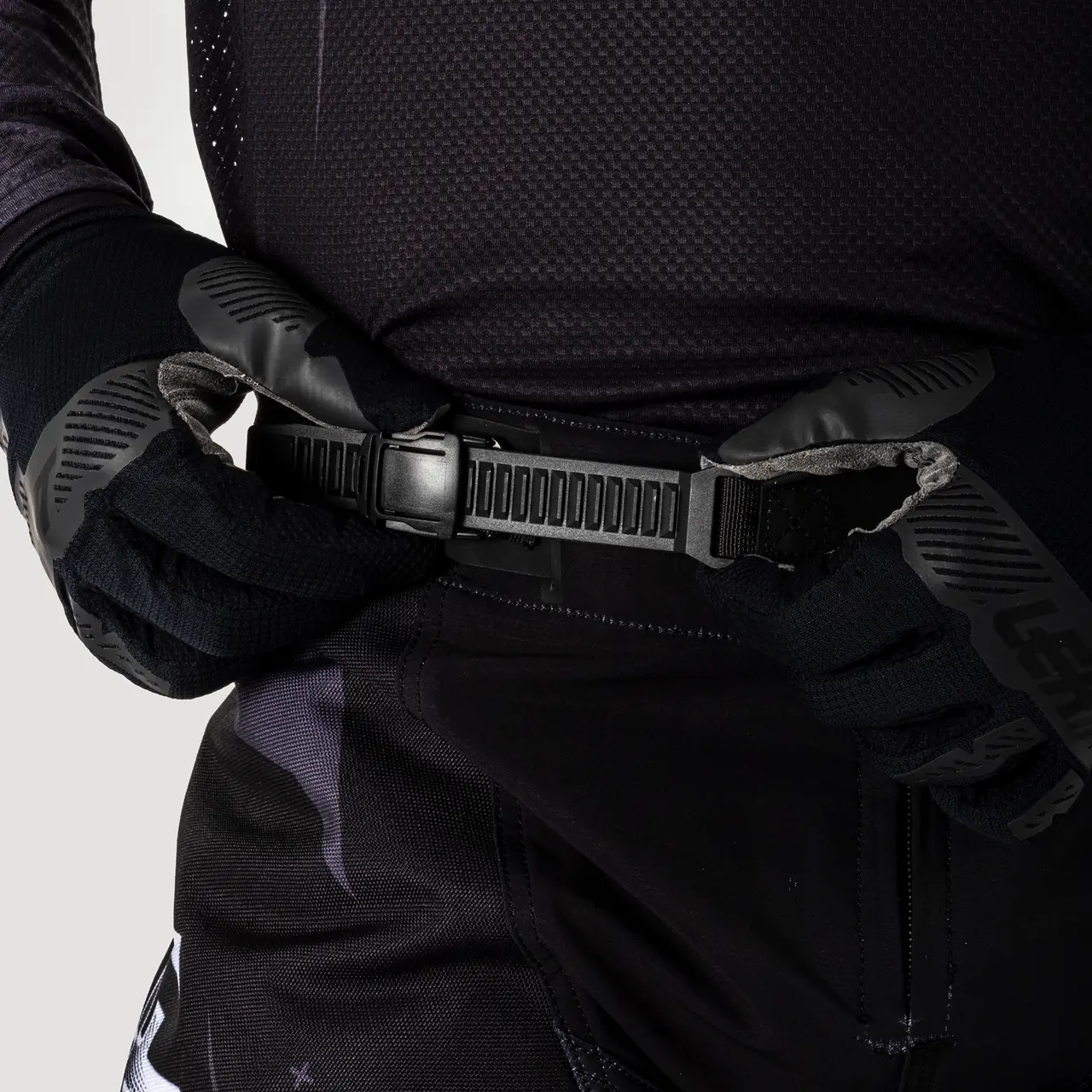 2025 Leatt 4.5 Motocross Pant Stealth - Image 3